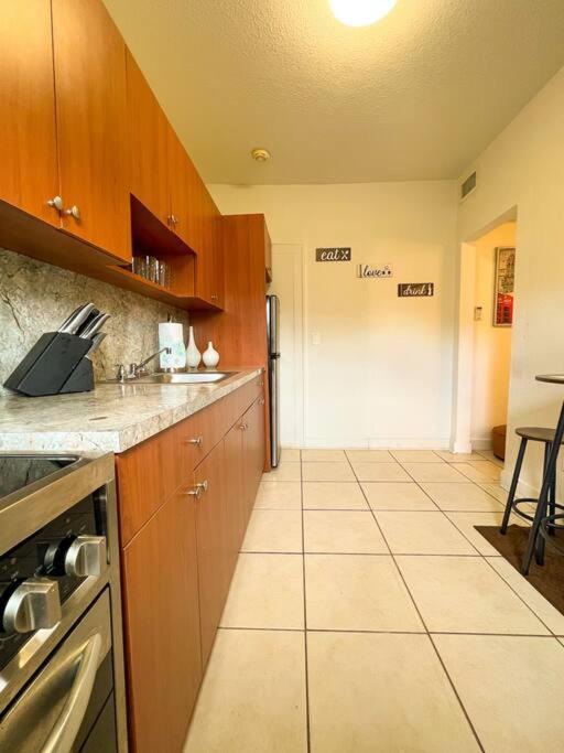Cozy 1-Bedroom Rental In Miami Exterior photo