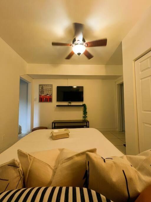 Cozy 1-Bedroom Rental In Miami Exterior photo